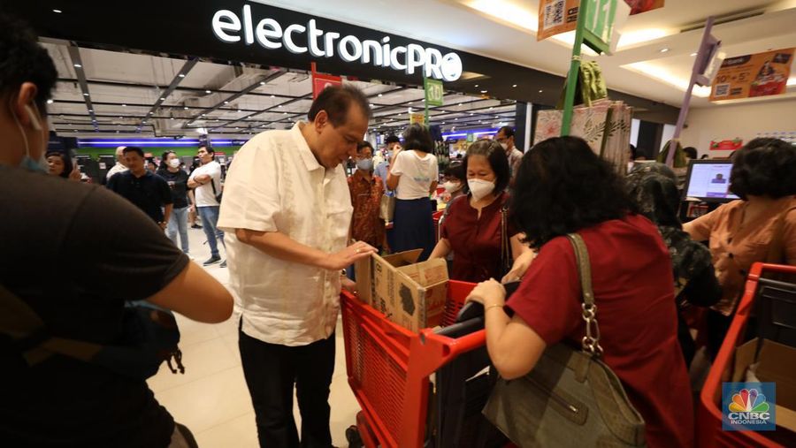 Founder and Chairman CT Corp Chairul Tanjung mengunjungi gelaran Transmart Full Day Sale di Transmart Cempaka Putih, Jakarta Pusat, Sabtu 20/5. (CNBC Indonesia/Tri Susilo)