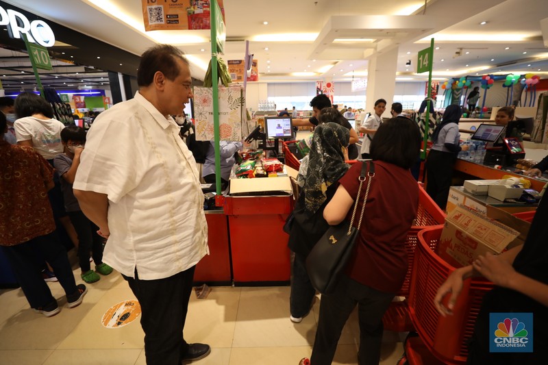Founder and Chairman CT Corp Chairul Tanjung mengunjungi gelaran Transmart Full Day Sale di Transmart Cempaka Putih, Jakarta Pusat, Sabtu 20/5. (CNBC Indonesia/Tri Susilo)