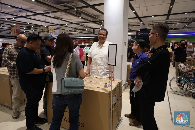 Founder and Chairman CT Corp Chairul Tanjung mengunjungi gelaran Transmart Full Day Sale di Transmart Cempaka Putih, Jakarta Pusat, Sabtu 20/5. (CNBC Indonesia/Tri Susilo) Founder and Chairman CT Corp Chairul Tanjung mengunjungi gelaran Transmart Full Day Sale di Transmart Cempaka Putih, Jakarta Pusat, Sabtu 20/5. (CNBC Indonesia/Tri Susilo)