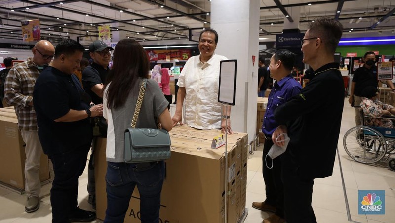 Founder and Chairman CT Corp Chairul Tanjung mengunjungi gelaran Transmart Full Day Sale di Transmart Cempaka Putih, Jakarta Pusat, Sabtu 20/5. (CNBC Indonesia/Tri Susilo)
