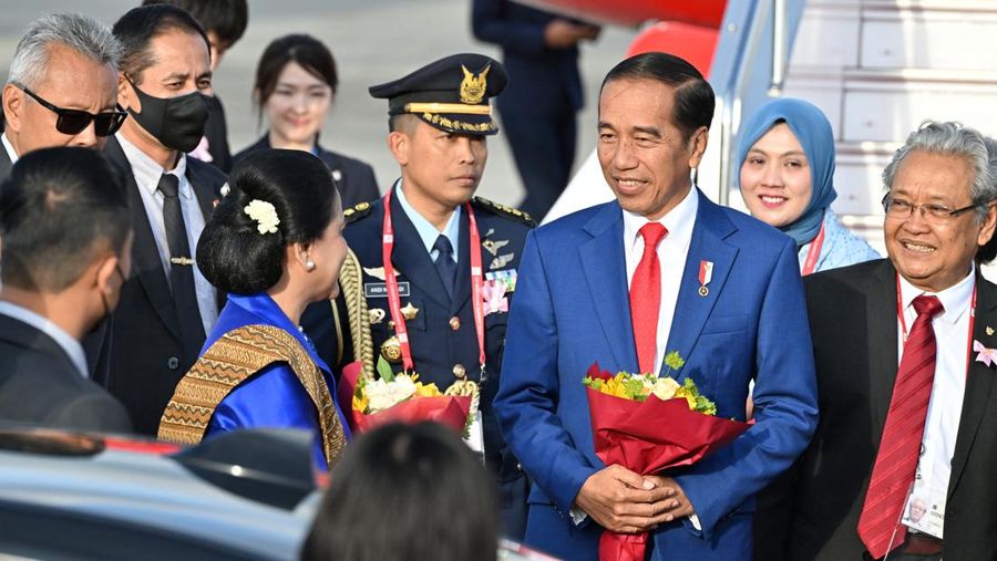 Indonesia's President Joko Widodo and his wife Iriana Widodo arrive at Hiroshima airport for attending the G7 leaders' summit in Mihara, Hiroshima prefecture, western Japan May 19, 2023, in this handout photo released by Ministry of Foreign Affairs of Japan. Ministry of Foreign Affairs of Japan/HANDOUT via REUTERS ATTENTION EDITORS - THIS IMAGE WAS PROVIDED BY A THIRD PARTY.  MANDATORY CREDIT.