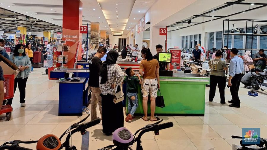 Gelaran Transmart Full Day Sale di Transmart Cempaka Putih, Jakarta Pusat, Sabtu 20/5. (CNBC Indonesia/Khairul Anam)