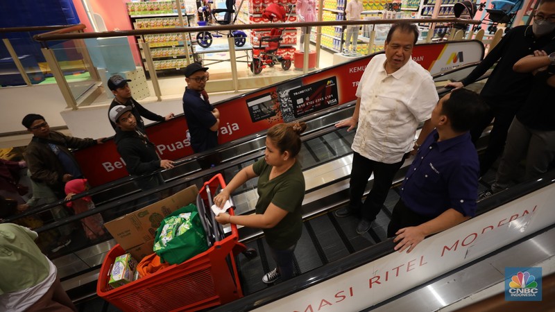 Founder and Chairman CT Corp Chairul Tanjung mengunjungi gelaran Transmart Full Day Sale di Transmart Cempaka Putih, Jakarta Pusat, Sabtu 20/5. (CNBC Indonesia/Tri Susilo) Founder and Chairman CT Corp Chairul Tanjung mengunjungi gelaran Transmart Full Day Sale di Transmart Cempaka Putih, Jakarta Pusat, Sabtu 20/5. (CNBC Indonesia/Tri Susilo)