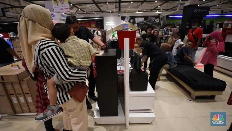 Gelaran Transmart Full Day Sale di Transmart Cempaka Putih, Jakarta Pusat, Sabtu 20/5. (CNBC Indonesia/Tri Susilo)