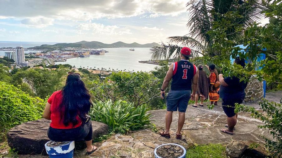 Orang-orang melihat ke arah pinggir laut dari Vierge du Pacifique di Noumea pada 19 Mei 2023, setelah gempa bumi melanda pulau tersebut. Peringatan tsunami di Pasifik telah dicabut setelah gempa berkekuatan 7,7 melanda pada 19 Mei, membuat banyak penduduk pulau di wilayah itu melarikan diri dari pantai. (MATHURIN DEREL/AFP via Getty Images)