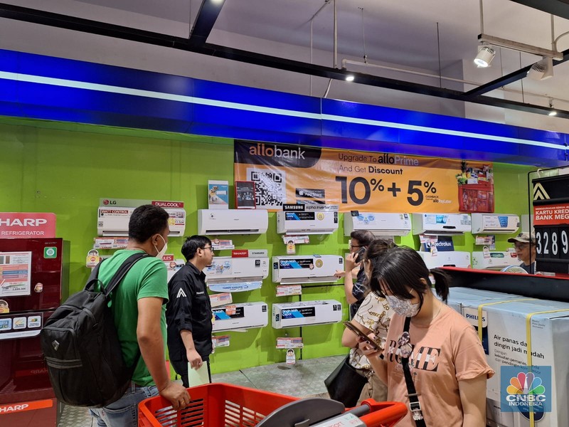 Pengunjung melihat promo diskon elektronik khusus nya AC selama Transmart Full Day Sale di Transmart Cempaka Putih pada Sabtu, (20/5). Pengunjung melihat promo diskon elektronik khusus nya AC selama Transmart Full Day Sale di Transmart Cempaka Putih pada Sabtu, (20/5). (CNBC Indonesia/Khoirul Anam)