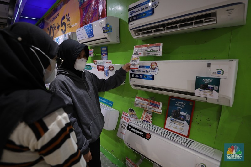 Pengunjung melihat promo diskon elektronik khusus nya AC selama Transmart Full Day Sale di Transmart Cempaka Putih pada Sabtu, (20/5). Pengunjung melihat promo diskon elektronik khusus nya AC selama Transmart Full Day Sale di Transmart Cempaka Putih pada Sabtu, (20/5). (CNBC Indonesia/Khoirul Anam)