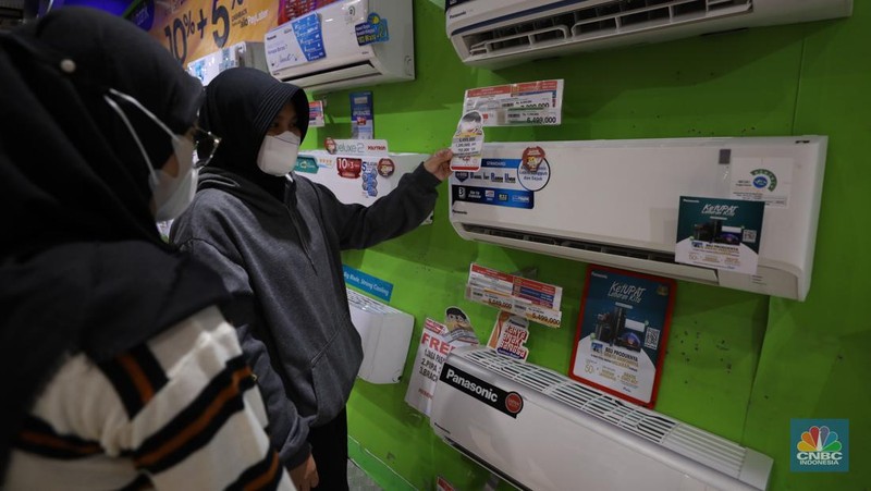 Pengunjung melihat promo diskon elektronik khusus nya AC selama Transmart Full Day Sale di Transmart Cempaka Putih pada Sabtu, (20/5). (CNBC Indonesia/Khoirul Anam)