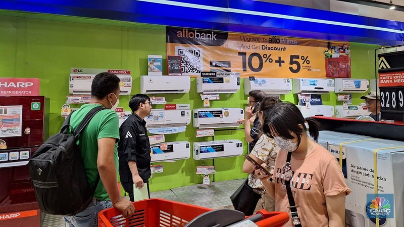 Pengunjung melihat promo diskon elektronik khusus nya AC selama Transmart Full Day Sale di Transmart Cempaka Putih pada Sabtu, (20/5). (CNBC Indonesia/Khoirul Anam)