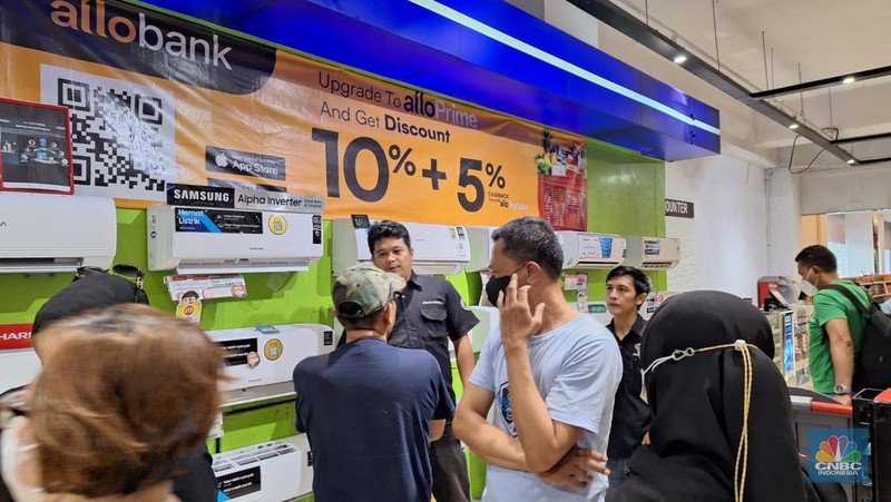 Pengunjung melihat promo diskon elektronik khusus nya AC selama Transmart Full Day Sale di Transmart Cempaka Putih pada Sabtu, (20/5). (CNBC Indonesia/Khoirul Anam)