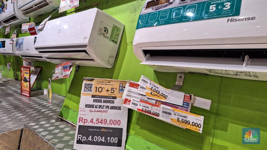 Pengunjung melihat promo diskon elektronik khusus nya AC selama Transmart Full Day Sale di Transmart Cempaka Putih pada Sabtu, (20/5). (CNBC Indonesia/Khoirul Anam)