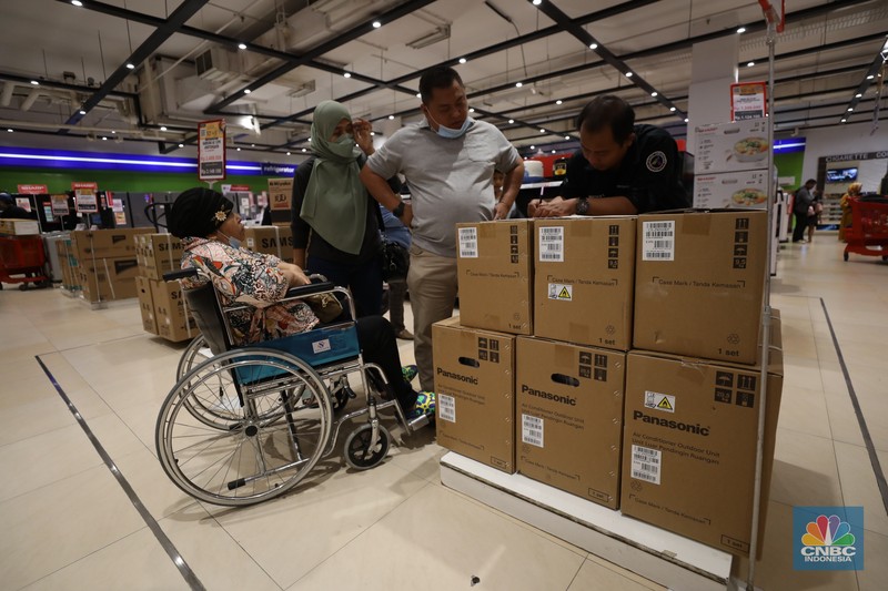 Pengunjung melihat promo diskon elektronik khusus nya AC selama Transmart Full Day Sale di Transmart Cempaka Putih pada Sabtu, (20/5). Pengunjung melihat promo diskon elektronik khusus nya AC selama Transmart Full Day Sale di Transmart Cempaka Putih pada Sabtu, (20/5). (CNBC Indonesia/Khoirul Anam)
