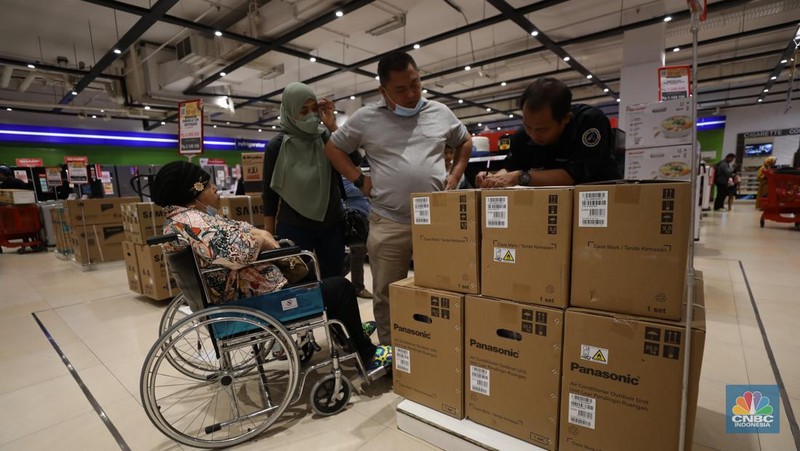 Pengunjung melihat promo diskon elektronik khusus nya AC selama Transmart Full Day Sale di Transmart Cempaka Putih pada Sabtu, (20/5). (CNBC Indonesia/Khoirul Anam)