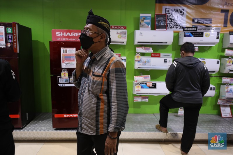 Pengunjung melihat promo diskon elektronik khusus nya AC selama Transmart Full Day Sale di Transmart Cempaka Putih pada Sabtu, (20/5). Pengunjung melihat promo diskon elektronik khusus nya AC selama Transmart Full Day Sale di Transmart Cempaka Putih pada Sabtu, (20/5). (CNBC Indonesia/Khoirul Anam)