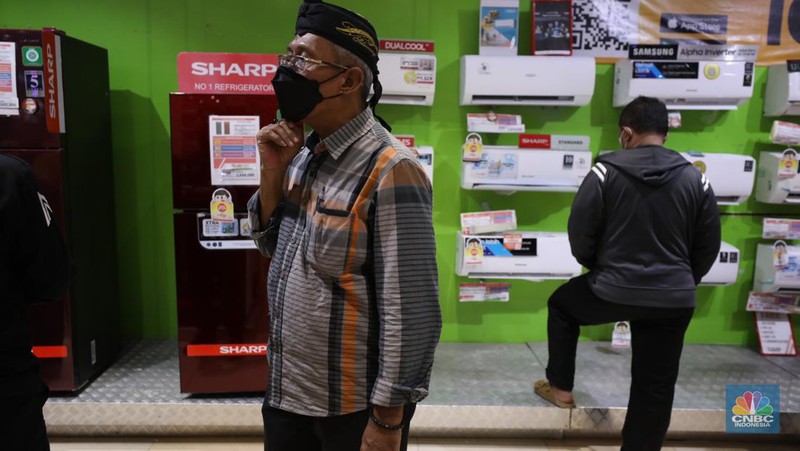 Pengunjung melihat promo diskon elektronik khusus nya AC selama Transmart Full Day Sale di Transmart Cempaka Putih pada Sabtu, (20/5). (CNBC Indonesia/Khoirul Anam)