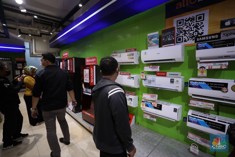 Pengunjung melihat promo diskon elektronik khusus nya AC selama Transmart Full Day Sale di Transmart Cempaka Putih pada Sabtu, (20/5). (CNBC Indonesia/Khoirul Anam)