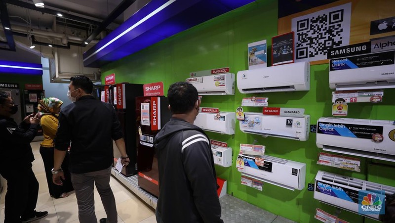 Pengunjung melihat promo diskon elektronik khusus nya AC selama Transmart Full Day Sale di Transmart Cempaka Putih pada Sabtu, (20/5). (CNBC Indonesia/Khoirul Anam)