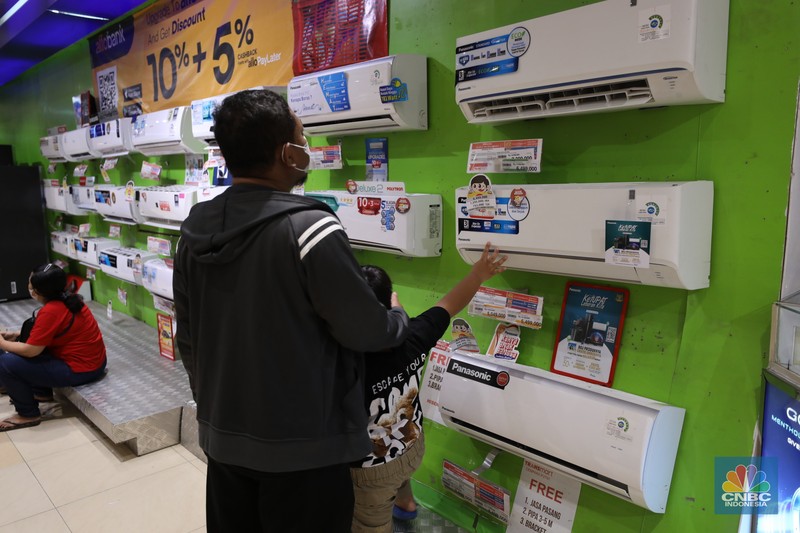 Pengunjung melihat promo diskon elektronik khusus nya AC selama Transmart Full Day Sale di Transmart Cempaka Putih pada Sabtu, (20/5). Pengunjung melihat promo diskon elektronik khusus nya AC selama Transmart Full Day Sale di Transmart Cempaka Putih pada Sabtu, (20/5). (CNBC Indonesia/Khoirul Anam)