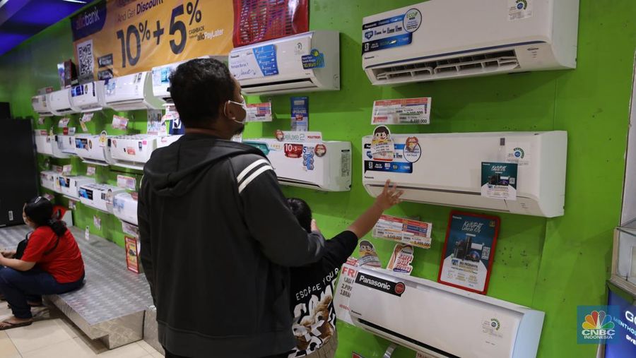 Pengunjung melihat promo diskon elektronik khusus nya AC selama Transmart Full Day Sale di Transmart Cempaka Putih pada Sabtu, (20/5). (վ/Tri Susilo)