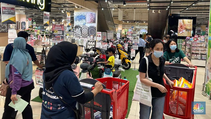 Pengunjung melihat sepeda listrik yang diskon 20% dari program Transmart Full Day Sale di Transmart Cempaka Putih pada Sabtu, (20/5/2023). (CNBC indonesia/Zefanya Aprilia)