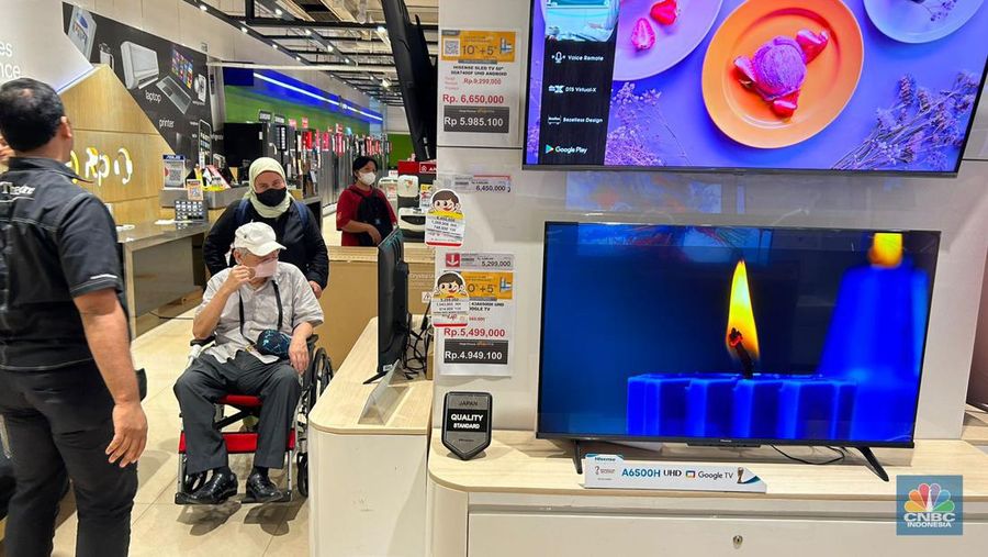 Pengunjung memadati gerai elektronik saat dibukanya Transmart Full Day Sale di Transmart Cempaka Putih pada Sabtu, (20/5/2023). (CNBC Indonesia/Zefanya Aprilia)
