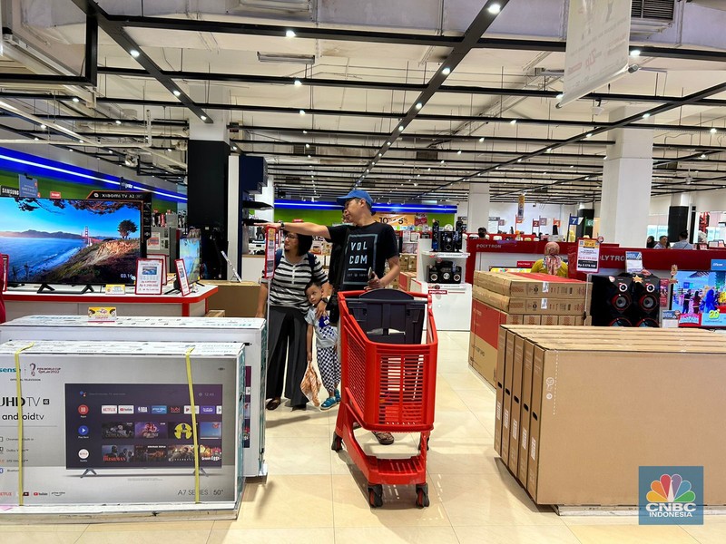 Pengunjung memadati gerai elektronik saat dibukanya Transmart Full Day Sale di Transmart Cempaka Putih pada Sabtu, (20/5/2023). (CNBC Indonesia/Kelly Ghozali)