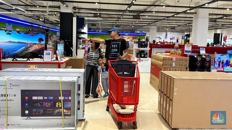 Pengunjung memadati gerai elektronik saat dibukanya Transmart Full Day Sale di Transmart Cempaka Putih pada Sabtu, (20/5/2023). (CNBC Indonesia/Kelly Ghozali)