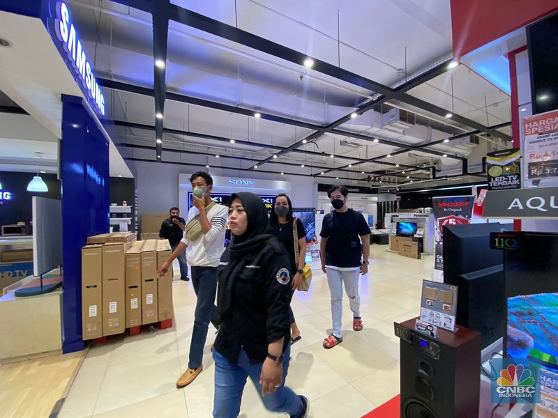 Pengunjung mulai berdatangan ke Transmart Cempaka Putih saat Transmart Full Day Sale mulai dibuka pada Sabtu, (20/5). (CNBC Indonesia/Zefanya Aprilia)
