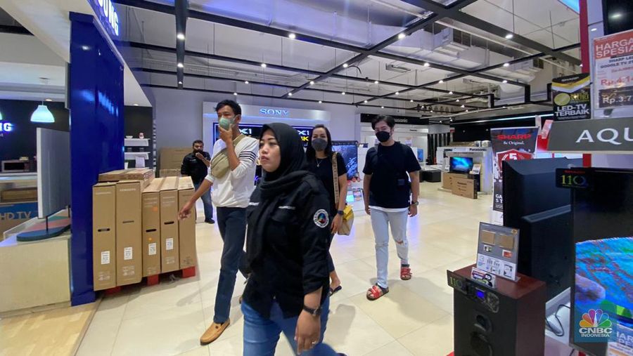 Pengunjung mulai berdatangan ke Transmart Cempaka Putih saat Transmart Full Day Sale mulai dibuka pada Sabtu, (20/5). (CNBC Indonesia/Zefanya Aprilia)
