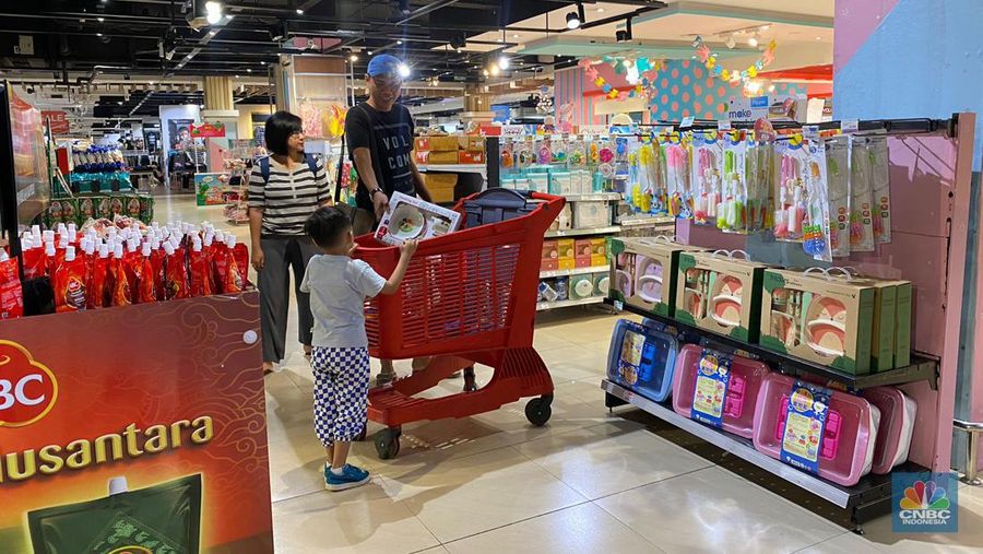 Pengunjung memadati gerai elektronik saat dibukanya Transmart Full Day Sale di Transmart Cempaka Putih pada Sabtu, (20/5/2023). (CNBC Indonesia/Kelly Ghozali)