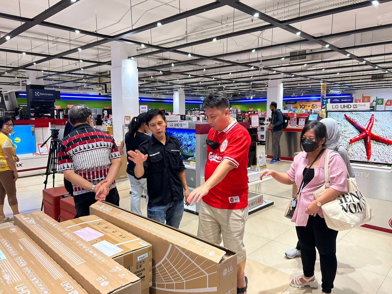 Pengunjung memadati gerai elektronik saat dibukanya Transmart Full Day Sale di Transmart Cempaka Putih pada Sabtu, (20/5/2023). Pengunjung memadati gerai elektronik saat dibukanya Transmart Full Day Sale di Transmart Cempaka Putih pada Sabtu, (20/5/2023). (CNBC Indonesia/Zefanya Aprilia)