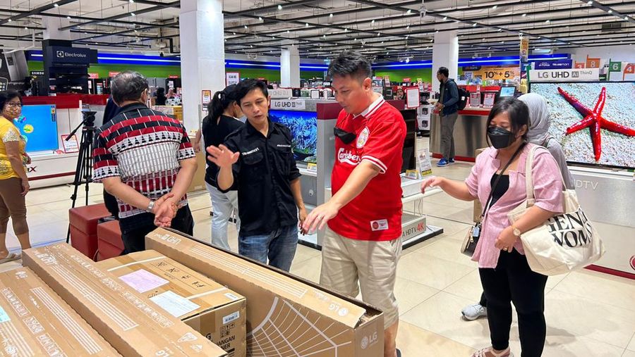 Pengunjung memadati gerai elektronik saat dibukanya Transmart Full Day Sale di Transmart Cempaka Putih pada Sabtu, (20/5/2023). (CNBC Indonesia/Zefanya Aprilia)