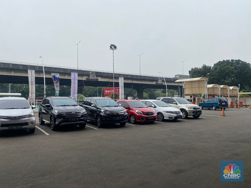 Pengunjung memadati gerai elektronik saat dibukanya Transmart Full Day Sale di Transmart Cempaka Putih pada Sabtu, (20/5/2023). (CNBC Indonesia/Kelly Ghozali)