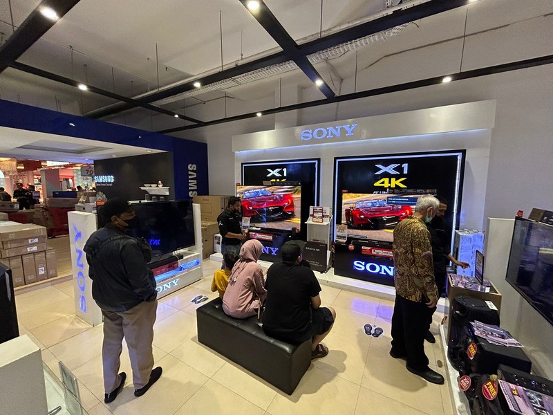 Pengunjung memadati gerai elektronik saat dibukanya Transmart Full Day Sale di Transmart Cempaka Putih pada Sabtu, (20/5/2023). Pengunjung memadati gerai elektronik saat dibukanya Transmart Full Day Sale di Transmart Cempaka Putih pada Sabtu, (20/5/2023). (CNBC Indonesia/Zefanya Aprilia)