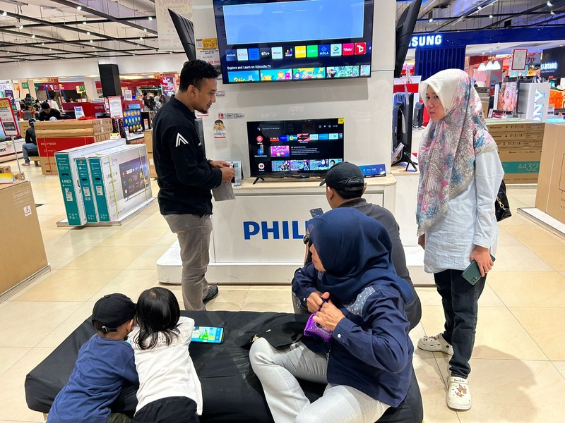 Pengunjung memadati gerai elektronik saat dibukanya Transmart Full Day Sale di Transmart Cempaka Putih pada Sabtu, (20/5/2023). Pengunjung memadati gerai elektronik saat dibukanya Transmart Full Day Sale di Transmart Cempaka Putih pada Sabtu, (20/5/2023). (CNBC Indonesia/Zefanya Aprilia)