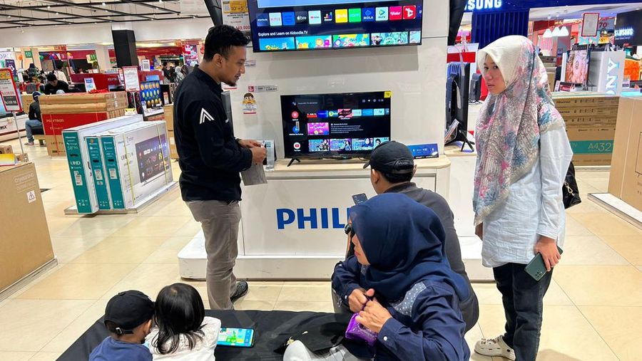 Pengunjung memadati gerai elektronik saat dibukanya Transmart Full Day Sale di Transmart Cempaka Putih pada Sabtu, (20/5/2023). (CNBC Indonesia/Zefanya Aprilia)