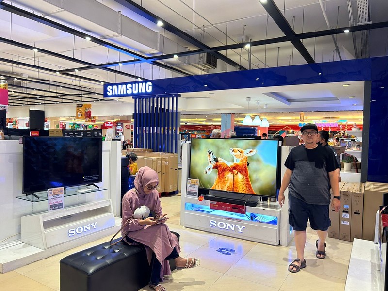 Pengunjung memadati gerai elektronik saat dibukanya Transmart Full Day Sale di Transmart Cempaka Putih pada Sabtu, (20/5/2023). Pengunjung memadati gerai elektronik saat dibukanya Transmart Full Day Sale di Transmart Cempaka Putih pada Sabtu, (20/5/2023). (CNBC Indonesia/Zefanya Aprilia)