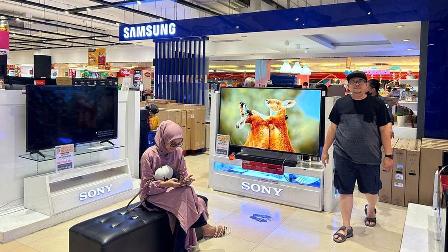 Pengunjung memadati gerai elektronik saat dibukanya Transmart Full Day Sale di Transmart Cempaka Putih pada Sabtu, (20/5/2023). (CNBC Indonesia/Zefanya Aprilia)
