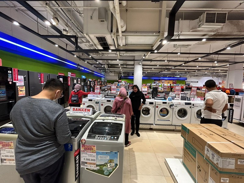 Pengunjung memadati gerai elektronik saat dibukanya Transmart Full Day Sale di Transmart Cempaka Putih pada Sabtu, (20/5/2023). Pengunjung memadati gerai elektronik saat dibukanya Transmart Full Day Sale di Transmart Cempaka Putih pada Sabtu, (20/5/2023). (CNBC Indonesia/Zefanya Aprilia)