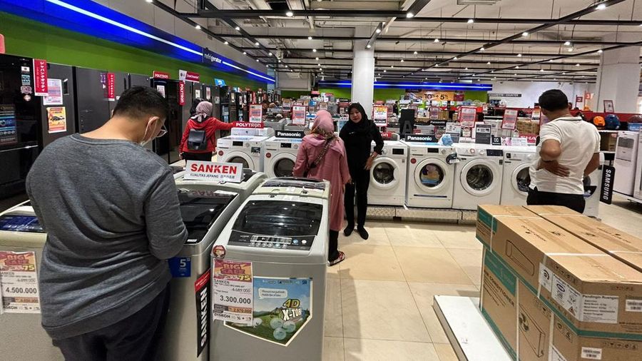 Pengunjung memadati gerai elektronik saat dibukanya Transmart Full Day Sale di Transmart Cempaka Putih pada Sabtu, (20/5/2023). (CNBC Indonesia/Zefanya Aprilia)