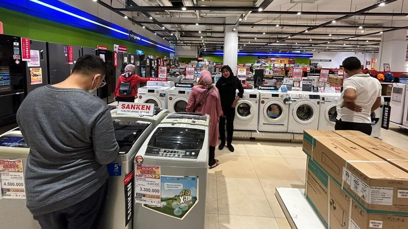Pengunjung memadati gerai elektronik saat dibukanya Transmart Full Day Sale di Transmart Cempaka Putih pada Sabtu, (20/5/2023). (CNBC Indonesia/Zefanya Aprilia)