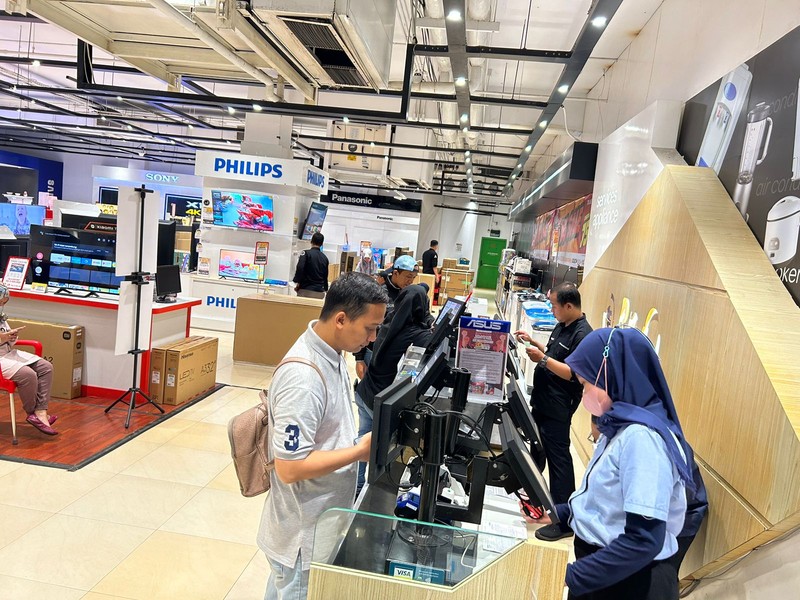 Pengunjung memadati gerai elektronik saat dibukanya Transmart Full Day Sale di Transmart Cempaka Putih pada Sabtu, (20/5/2023). Pengunjung memadati gerai elektronik saat dibukanya Transmart Full Day Sale di Transmart Cempaka Putih pada Sabtu, (20/5/2023). (CNBC Indonesia/Zefanya Aprilia)