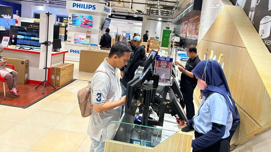 Pengunjung memadati gerai elektronik saat dibukanya Transmart Full Day Sale di Transmart Cempaka Putih pada Sabtu, (20/5/2023). (CNBC Indonesia/Zefanya Aprilia)