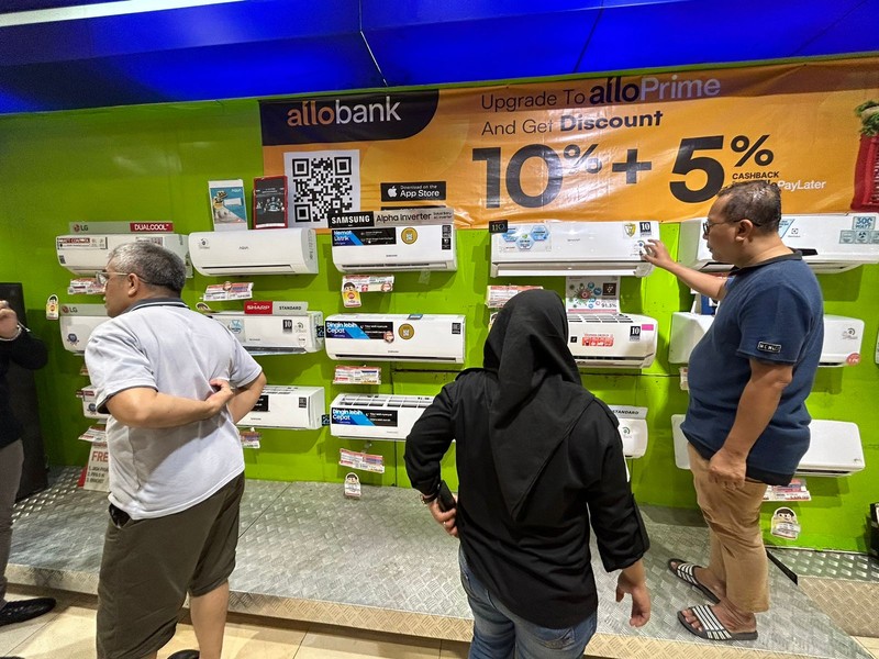 Pengunjung memadati gerai elektronik saat dibukanya Transmart Full Day Sale di Transmart Cempaka Putih pada Sabtu, (20/5/2023). Pengunjung memadati gerai elektronik saat dibukanya Transmart Full Day Sale di Transmart Cempaka Putih pada Sabtu, (20/5/2023). (CNBC Indonesia/Zefanya Aprilia)