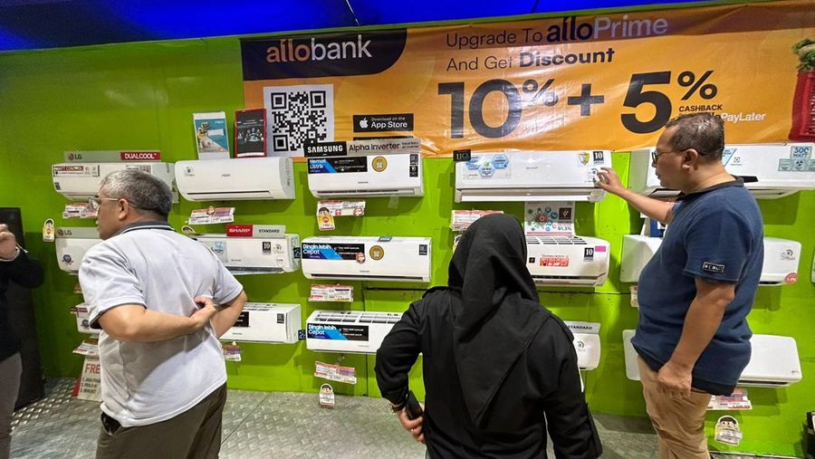 Pengunjung memadati gerai elektronik saat dibukanya Transmart Full Day Sale di Transmart Cempaka Putih pada Sabtu, (20/5/2023). (CNBC Indonesia/Zefanya Aprilia)