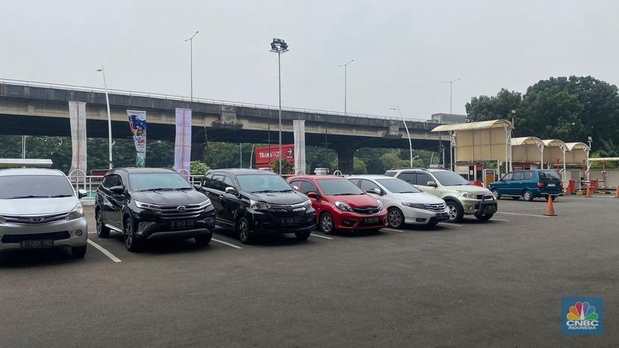 Pengunjung memadati gerai elektronik saat dibukanya Transmart Full Day Sale di Transmart Cempaka Putih pada Sabtu, (20/5/2023). (CNBC Indonesia/Kelly Ghozali)