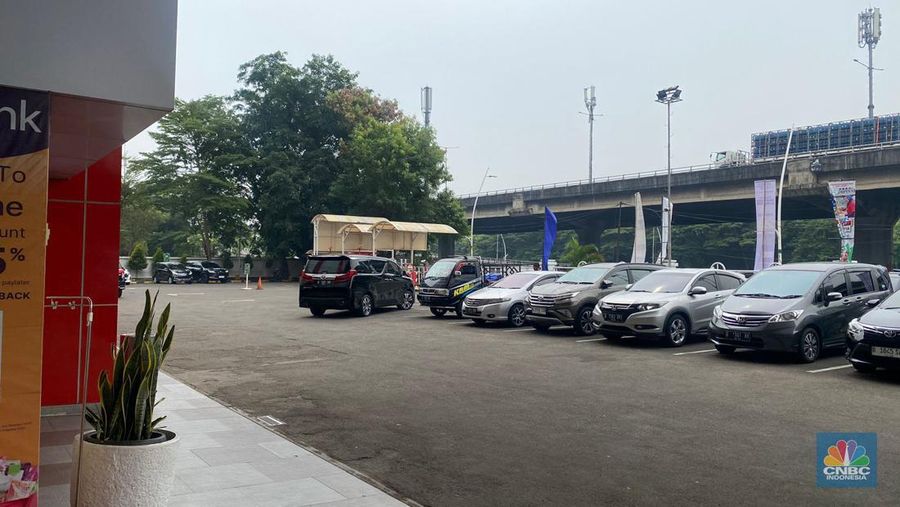 Pengunjung mulai berdatangan ke Transmart Cempaka Putih saat Transmart Full Day Sale mulai dibuka pada Sabtu, (20/5). (CNBC Indonesia/Zefanya Aprilia)