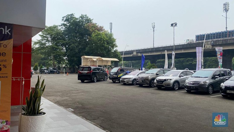 Pengunjung mulai berdatangan ke Transmart Cempaka Putih saat Transmart Full Day Sale mulai dibuka pada Sabtu, (20/5). (CNBC Indonesia/Zefanya Aprilia)