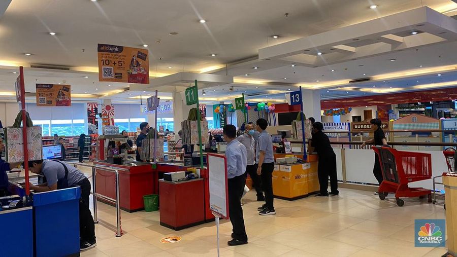 Pengunjung memadati gerai elektronik saat dibukanya Transmart Full Day Sale di Transmart Cempaka Putih pada Sabtu, (20/5/2023). (վ/Kelly Ghozali)
