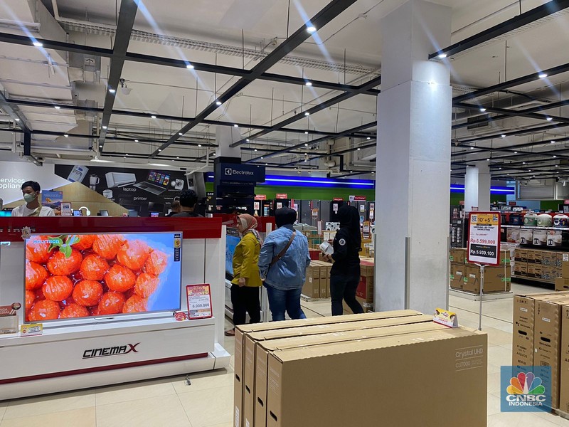 Pengunjung memadati gerai elektronik saat dibukanya Transmart Full Day Sale di Transmart Cempaka Putih pada Sabtu, (20/5/2023). (CNBC Indonesia/Kelly Ghozali)